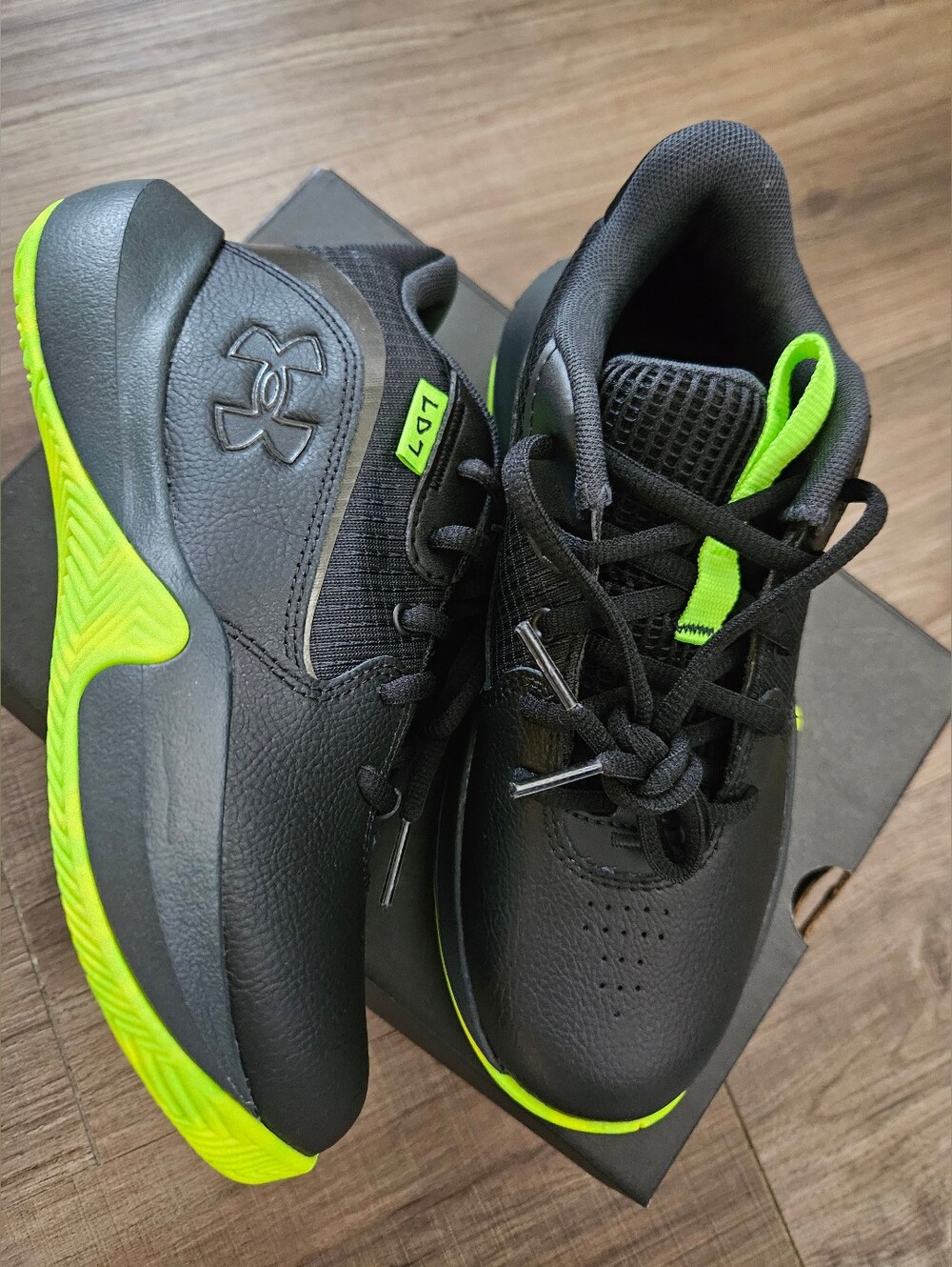 NWB Under Armour Lockdown 7, Size 2Y / EUR 33.5